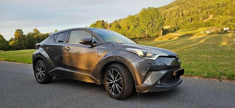 Grau Gebraucht 2017 Toyota C-HR Style SUV | 13.490 € (Fairer Preis) - Bild 1/4