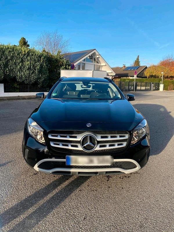 Schwarz Gebraucht 2018 Mercedes GLA200 SUV | 19.300 € (Fairer Preis) - Bild 1/4
