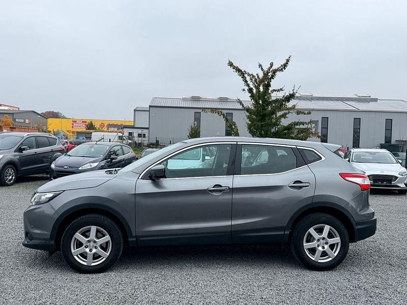 Grau Gebraucht 2016 Nissan Qashqai Visia SUV | 8.950 € (Guter Preis) - Bild 1/4