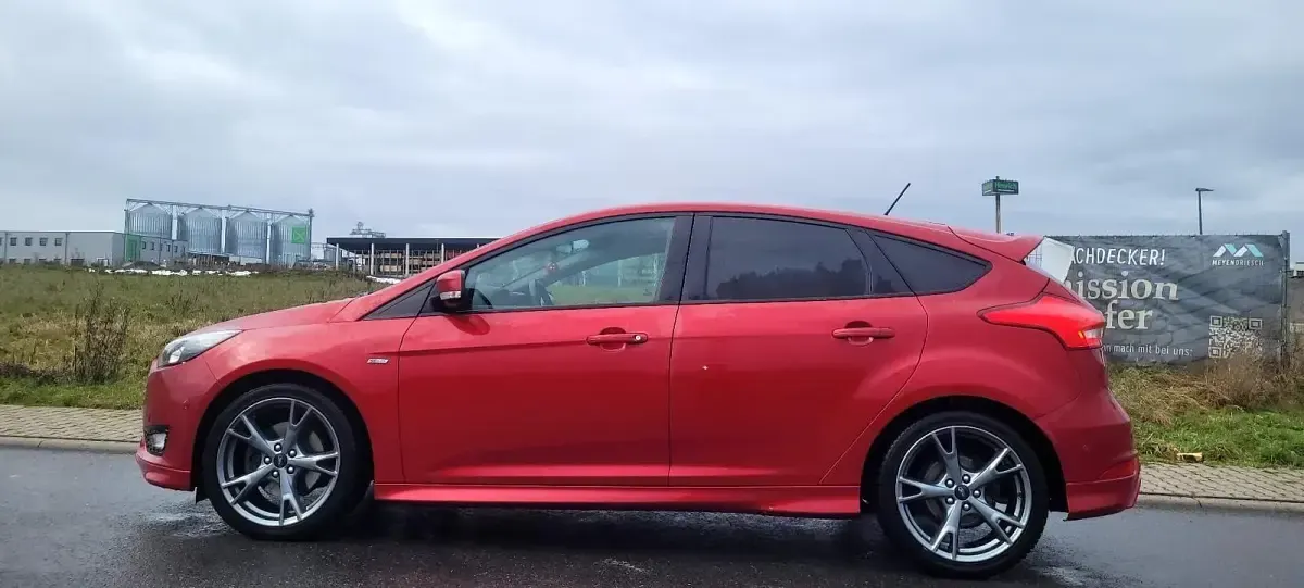 Używany Ford Focus ST-Line 182 KM (133 kW) 2018 Czerwony Sedan/Limuzyna