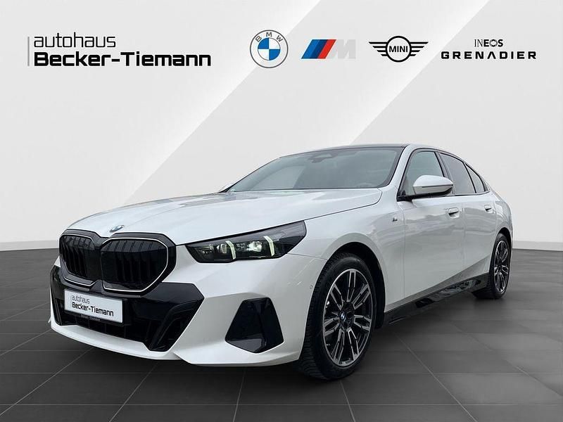 Weiß Gebraucht 2024 BMW 520 Comfort Edition Limousine | 55.910 € (Etwas zu teuer) - Bild 1/4