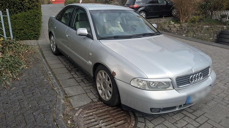 Silber Gebraucht 2000 Audi A4 Limousine | 1.200 € (Superpreis) - Bild 1/4