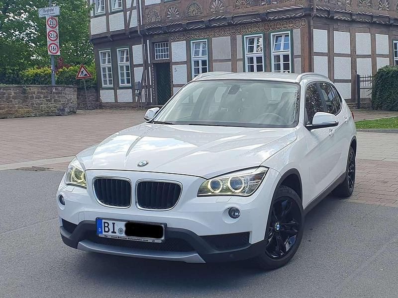 Weiß Gebraucht 2012 BMW X1 Sport Line SUV | 8.900 € (Fairer Preis) - Bild 1/4