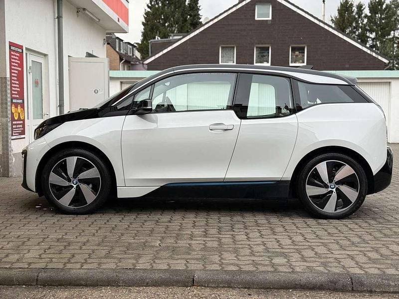Gebraucht BMW i3 75 kW (102 PS) 2021 Capparisweissakzent iblau Kleinwagen