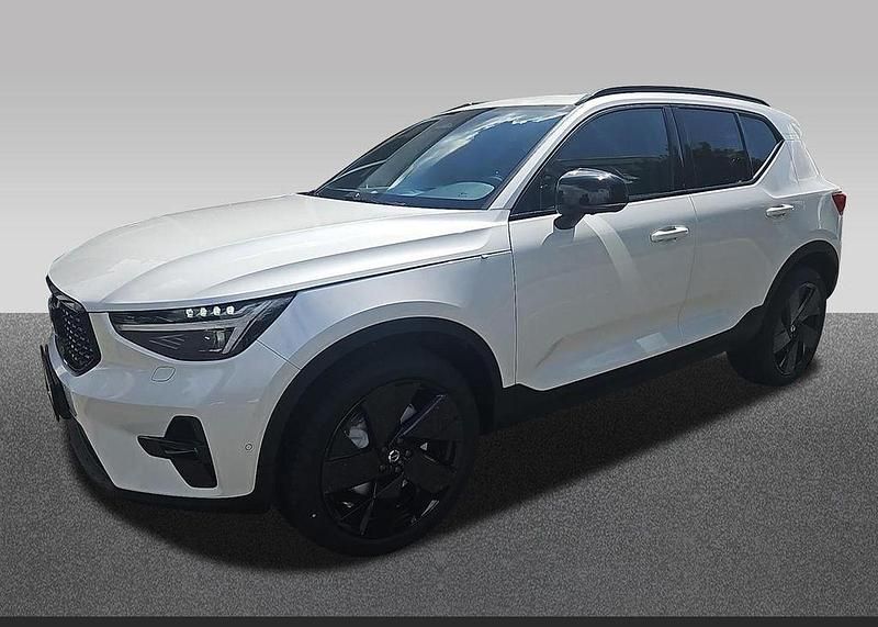 Neu Volvo XC40 Plus 163 PS (119 kW) 2025 Crystal white / metallic SUV