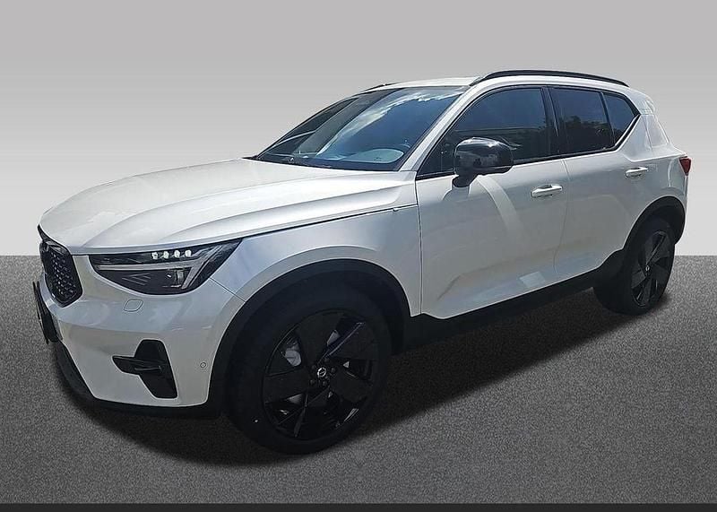 Crystal white / metallic Neu 2025 Volvo XC40 Plus SUV | 46.998 € (Etwas zu teuer) - Bild 1/4
