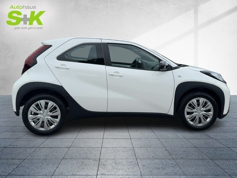 Schneeweiß (weiß) (weiß) Neu 2025 Toyota Aygo Business Edition Kleinwagen | 19.630 € - Bild 1/1