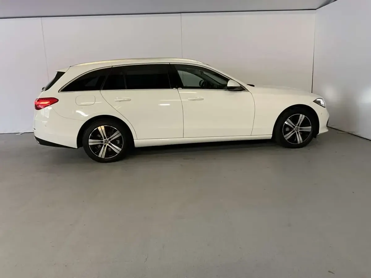 Gebraucht Mercedes C300e 313 PS (230 kW) 2023 Unilack polarweiß Kombi