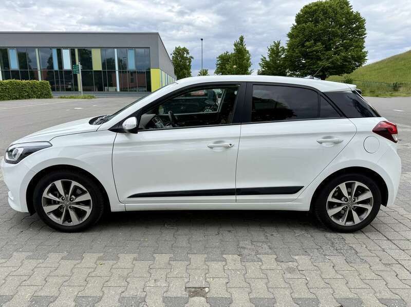 Weiß Gebraucht 2016 Hyundai i20 Active Limousine | 9.300 € (Guter Preis) - Bild 1/4