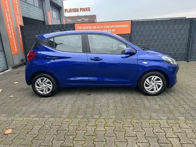 Gebraucht Hyundai i10 Essential 67 PS (49 kW) 2023 Blau Kleinwagen