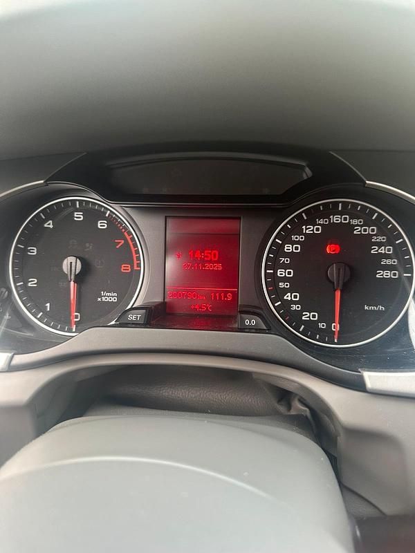 Grau Gebraucht 2011 Audi A4 Limousine | 6.300 € (Guter Preis) - Bild 1/4