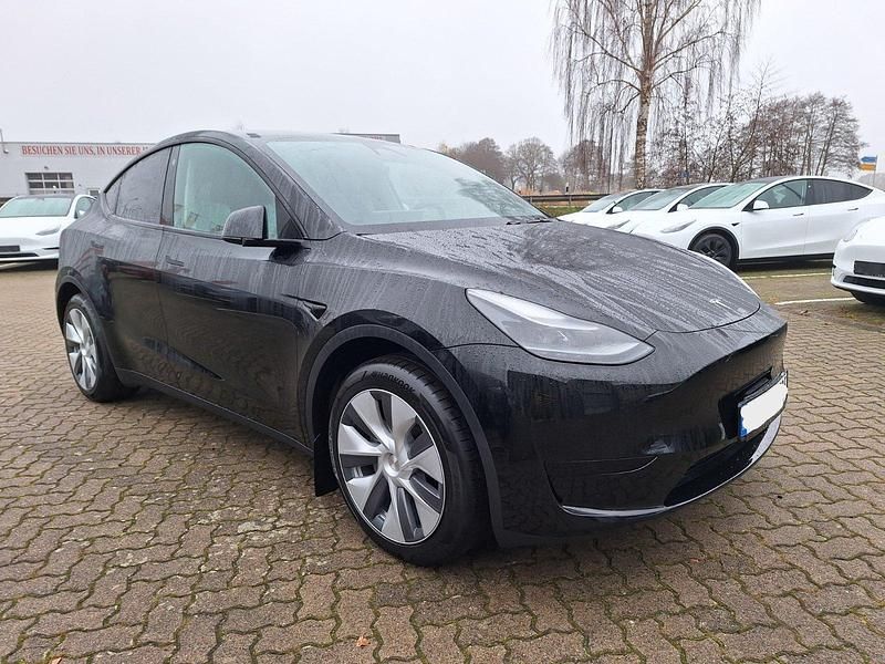 Schwarz Gebraucht 2024 Tesla Model Y Standard Range SUV | 34.900 € (Superpreis) - Bild 1/4
