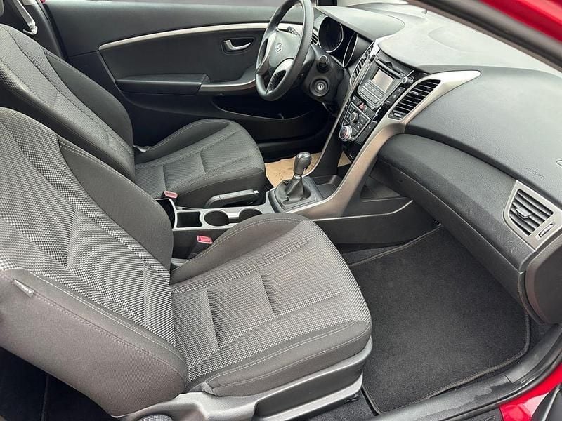 Gebraucht Hyundai i30 Classic 99 PS (72 kW) 2014 Cool red Coupé