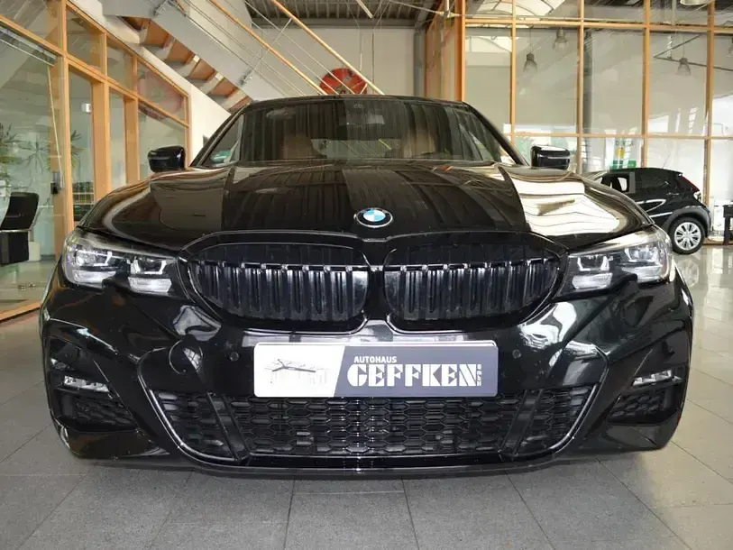 Gebraucht BMW 318 M Sport 156 PS (114 kW) 2021 Black sapphire metallic Limousine