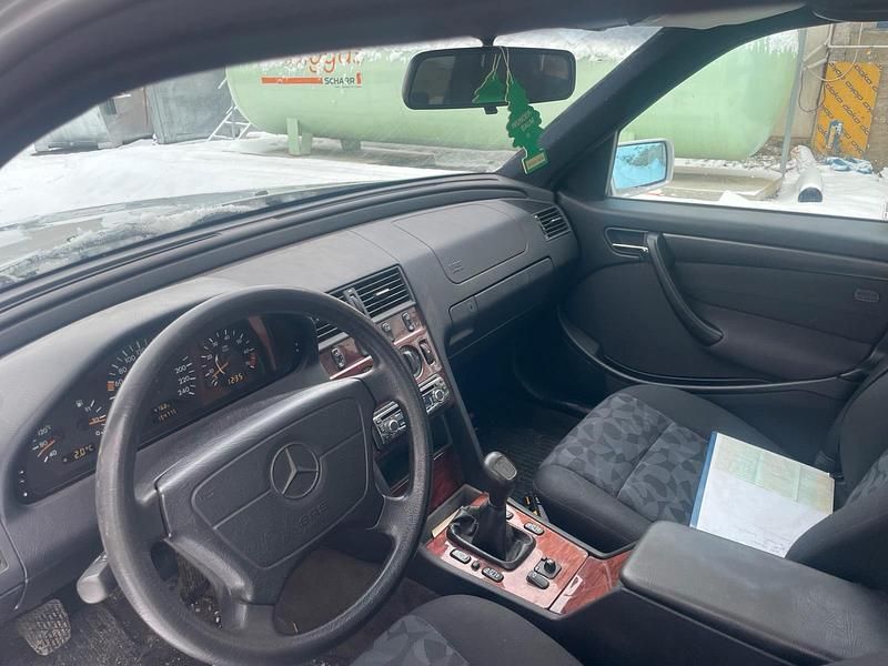 Second-hand Mercedes C180 122 CP (89 kW) 1998 Argintiu Berlinǎ