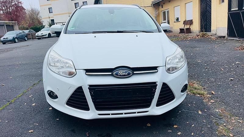 Weiß Gebraucht 2014 Ford Focus Titanium Kombi | 3.990 € (Superpreis) - Bild 1/4