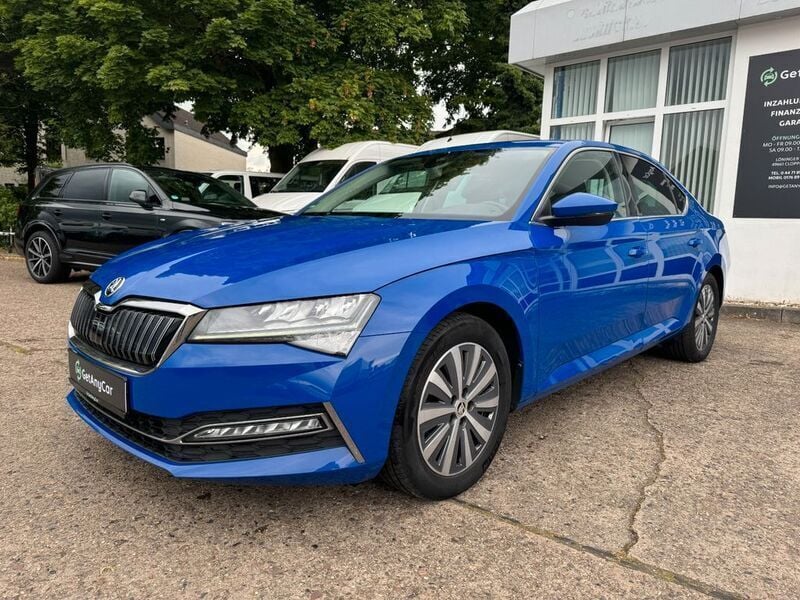 Blau Gebraucht 2021 Skoda Superb Limousine | 15.990 € (Fairer Preis) - Bild 1/4