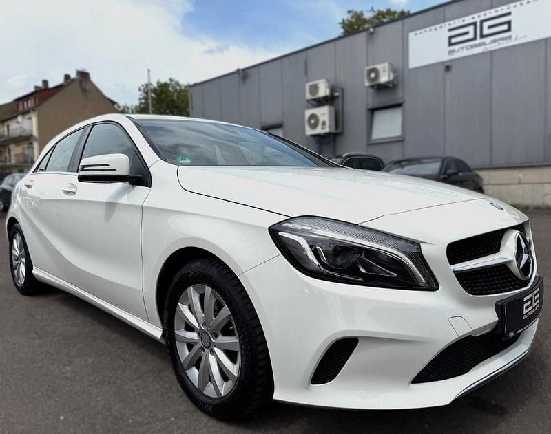 Weiß Gebraucht 2016 Mercedes A180 Limousine | 15.900 € (Fairer Preis) - Bild 1/4