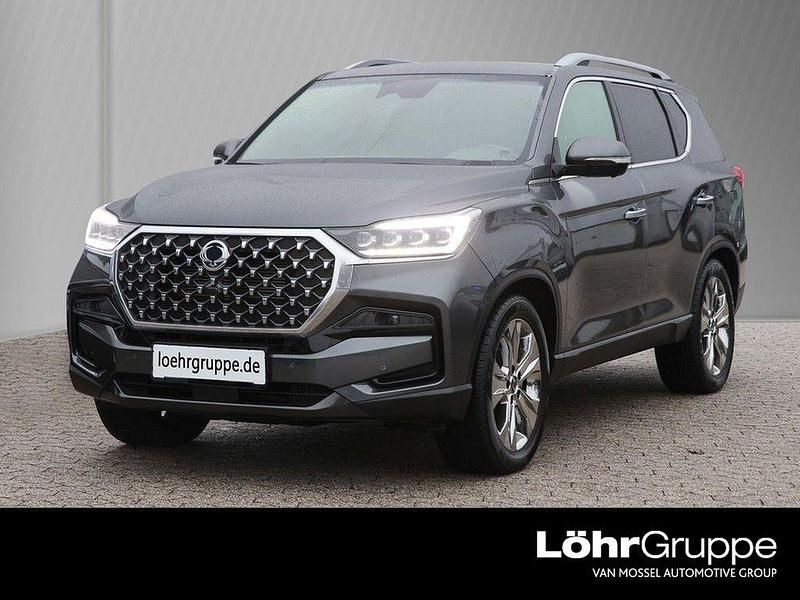 Grau metallic Gebraucht 2022 Ssangyong (KGM) Rexton Sapphire SUV | 35.980 € (Fairer Preis) - Bild 1/4