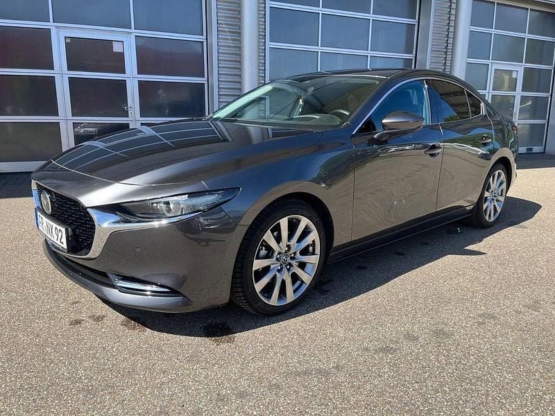 Grau Gebraucht 2022 Mazda 3 Sky Limousine | 18.990 € (Superpreis) - Bild 1/4