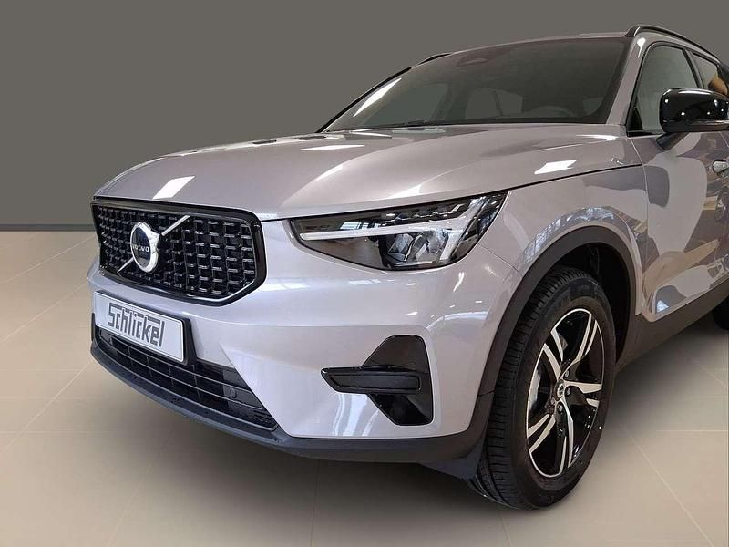 Neu Volvo XC40 Plus 163 PS (119 kW) 2025 Aurora silver SUV