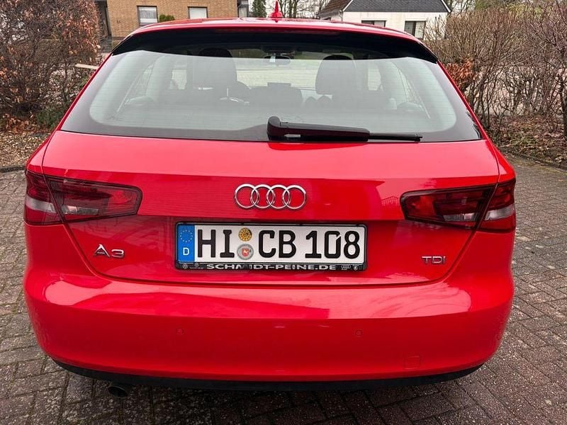 Gebraucht Audi A3 Attraction 110 PS (80 kW) 2015 Rot Limousine