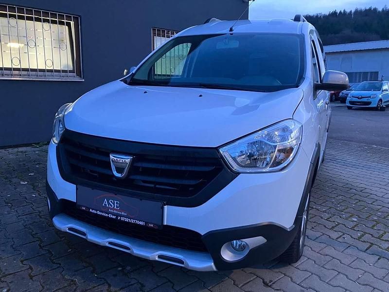 Gebraucht Dacia Dokker Stepway 116 PS (85 kW) 2016 Gletscherweiss Van / Kleinbus