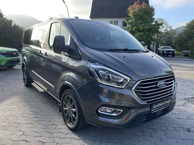 Grau Gebraucht 2020 Ford Tourneo Custom Titanium X Van / Kleinbus | 34.490 € (Fairer Preis) - Bild 1/4
