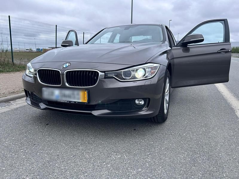 Andere farben Gebraucht 2012 BMW 320 Limousine | 9.600 € (Guter Preis) - Bild 1/4