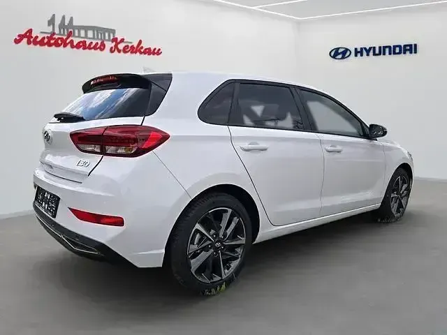 Gebraucht Hyundai i30 GO! 120 PS (88 kW) 2024 Serenity white Limousine