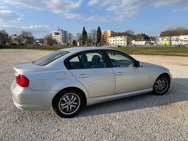 Gebraucht BMW 320 170 PS (125 kW) 2011 Silber Limousine