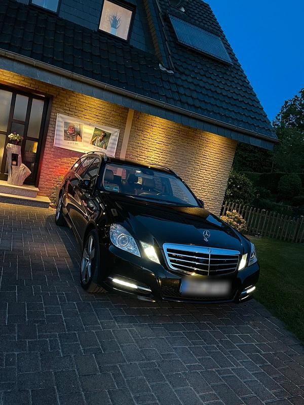 Schwarz Gebraucht 2011 Mercedes E300 Kombi | 14.500 € - Bild 1/4