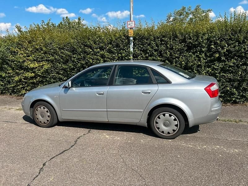 Silber Gebraucht 2004 Audi A4 Limousine | 990 € (Superpreis) - Bild 1/4
