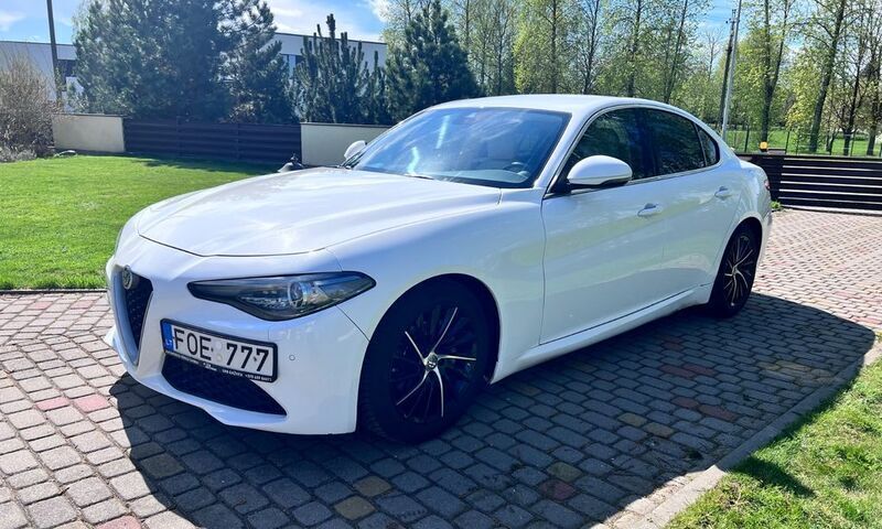 Weiß Gebraucht 2018 Alfa Romeo Giulia Tech Edition Limousine | 12.900 € - Bild 1/4