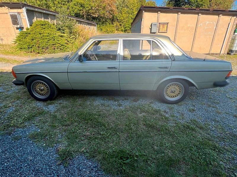 Gebraucht Mercedes E230 136 PS (100 kW) 1982 Limousine