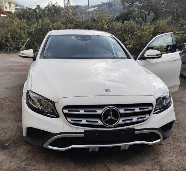 Weiß Gebraucht 2019 Mercedes E220 Limousine | 22.100 € (Superpreis) - Bild 1/4
