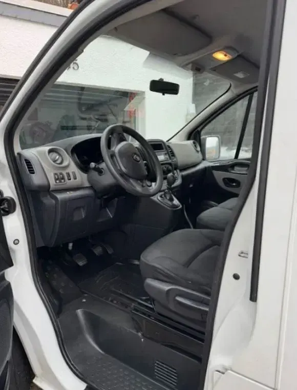 Second-hand Renault Trafic 109 CP (80 kW) 2016 Alb Monovolum