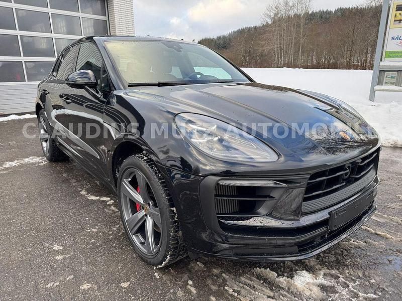Tiefschwarz metallic Gebraucht 2022 Porsche Macan S SUV | 66.640 € (Etwas zu teuer) - Bild 1/4