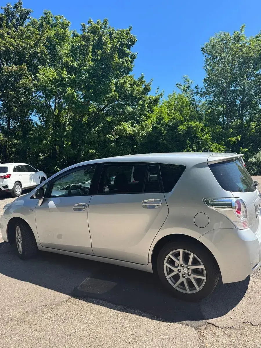 Gebraucht Toyota Verso 126 PS (92 kW) 2012 Grau Van / Kleinbus