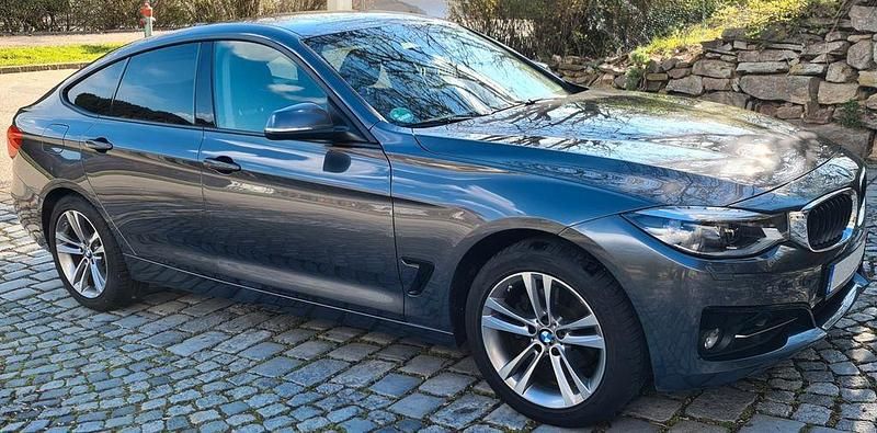 Grau Gebraucht 2016 BMW 320 Gran Turismo Sport Line Limousine | 18.600 € (Fairer Preis) - Bild 1/4