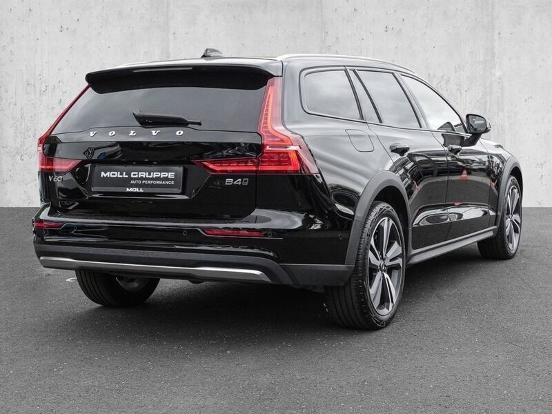 Gebraucht Volvo V60 CC Ultimate 197 PS (144 kW) 2023 Black solid ´stone´ / solid Kombi