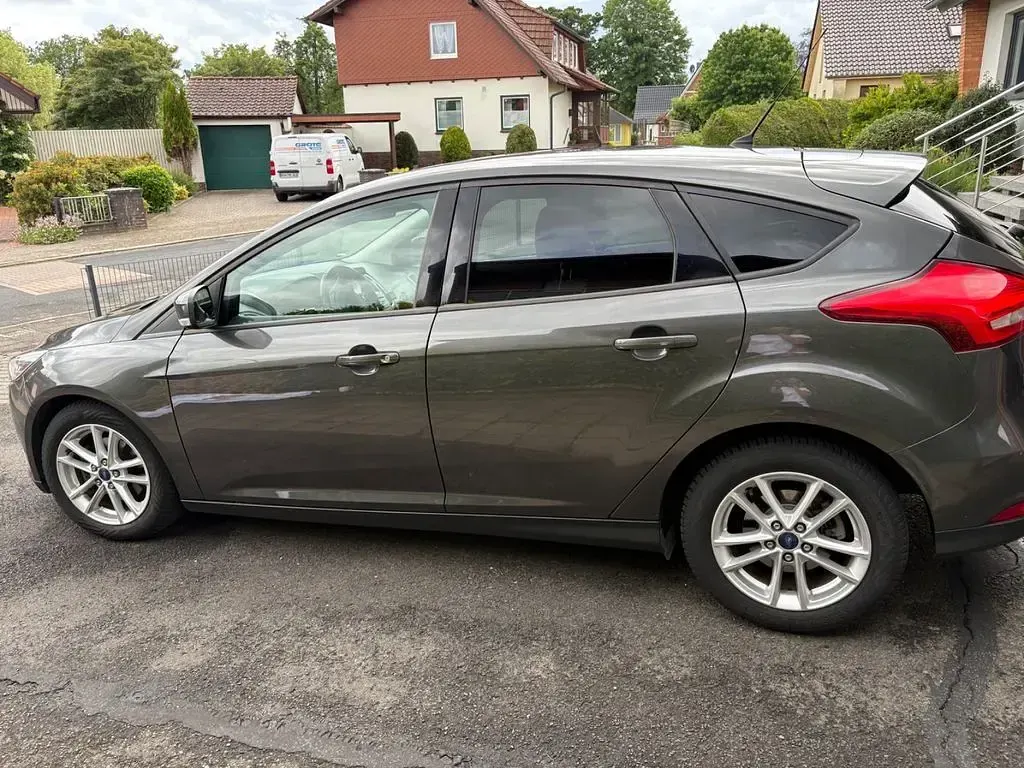 Gebraucht Ford Focus Business Edition 125 PS (91 kW) 2015 Grau Limousine