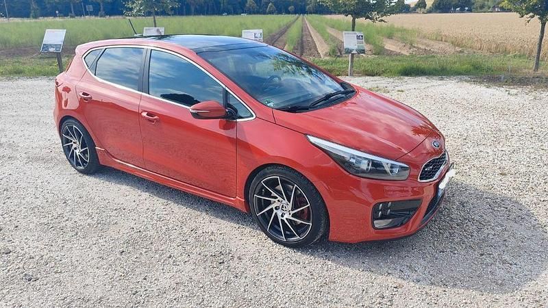 Rot Gebraucht 2017 Kia Ceed GT-Track Limousine | 13.999 € (Fairer Preis) - Bild 1/4
