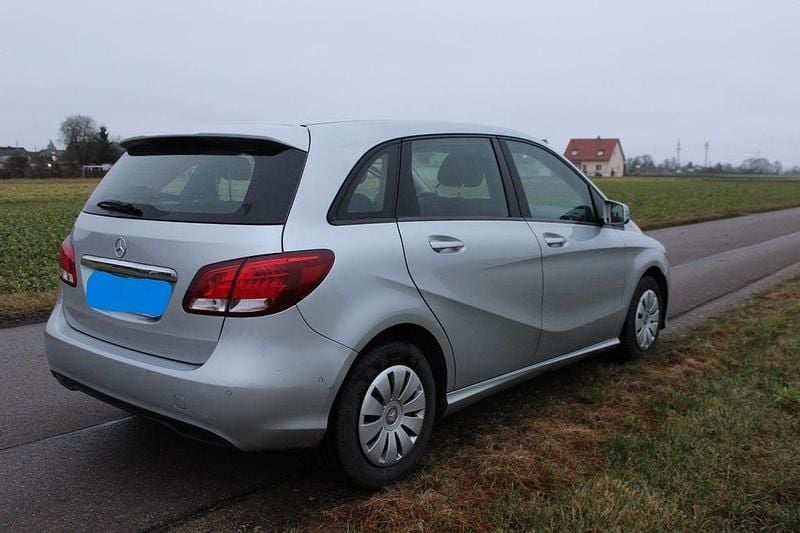 Gebraucht Mercedes B180 122 PS (89 kW) 2015 Silber Van / Kleinbus
