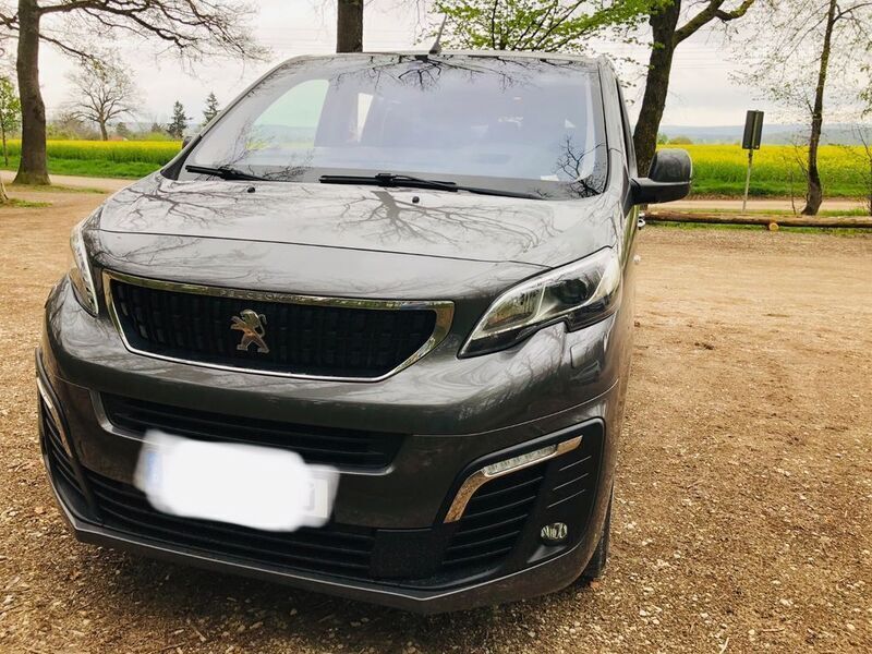 Grau Gebraucht 2017 Peugeot Traveller Business-Line Van / Kleinbus | 16.499 € (Fairer Preis) - Bild 1/4