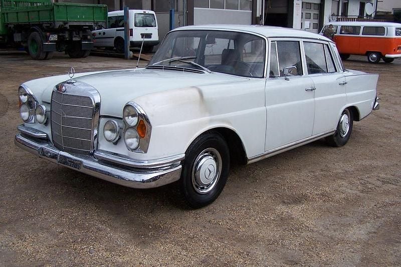 Gebraucht Mercedes 230 120 PS (88 kW) 1967 Weiß Limousine
