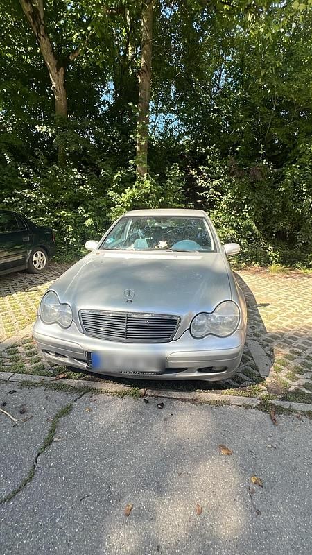 Grau Gebraucht 2002 Mercedes C180 Limousine | 1.000 € - Bild 1/4