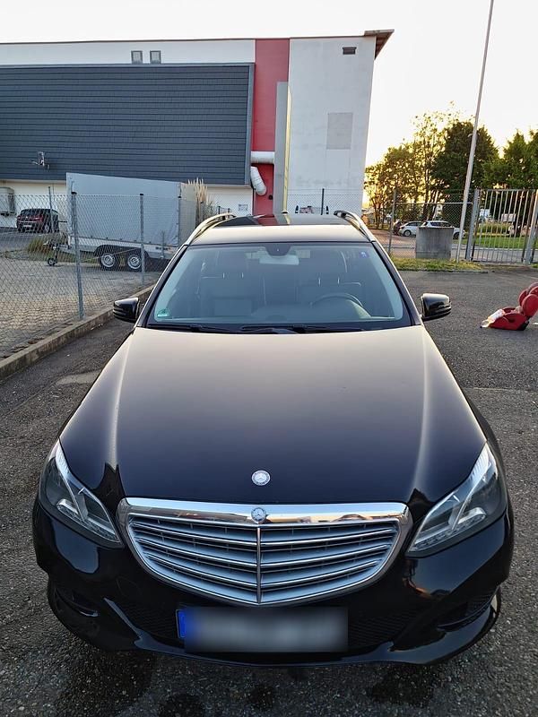 Schwarz Gebraucht 2014 Mercedes E200 Kombi | 9.999 € (Fairer Preis) - Bild 1/4