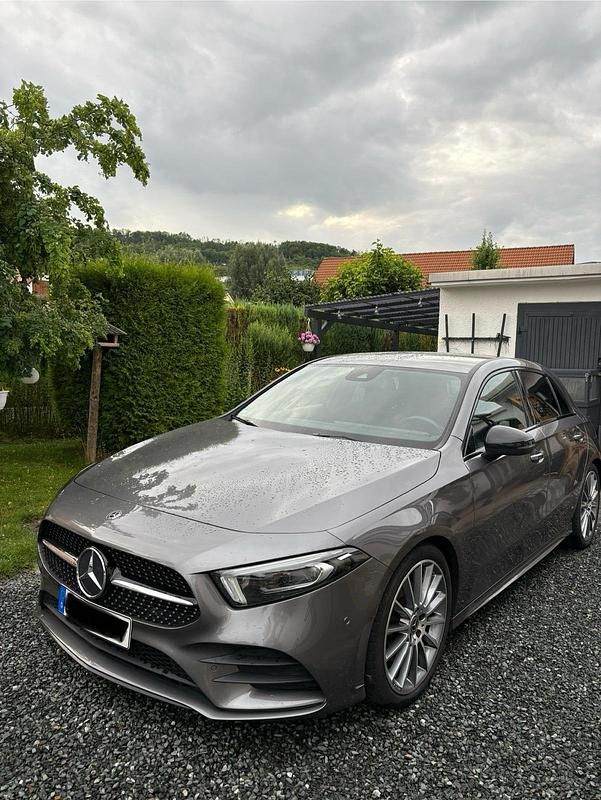 Grau Gebraucht 2019 Mercedes A220 AMG line Kleinwagen | 25.000 € (Etwas zu teuer) - Bild 1/4