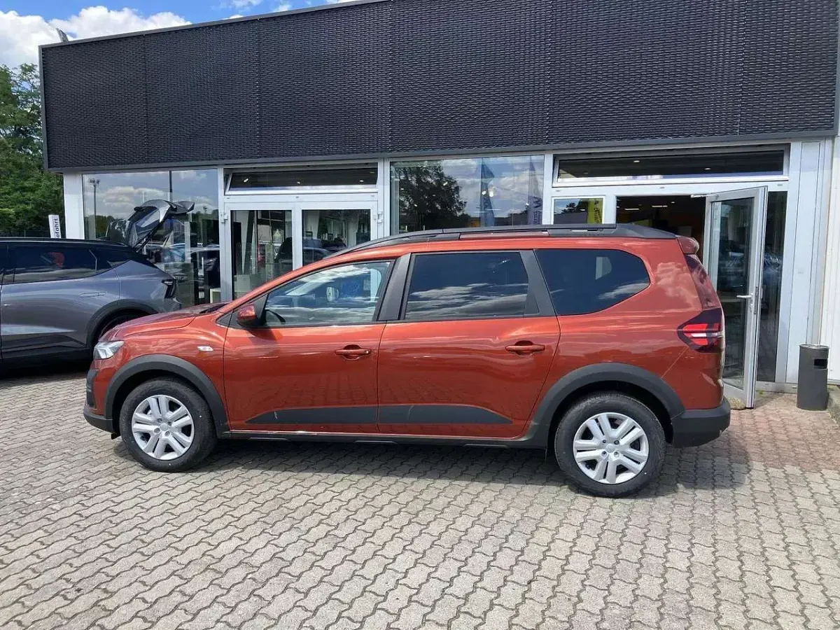 Gebraucht Dacia Jogger Expression 110 PS (80 kW) 2024 Terracottabraun metallic Van / Kleinbus